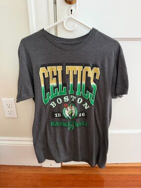 NBA Boston Celtics Gray Short Sleeve Tee with Green and Gold Logo size Medium